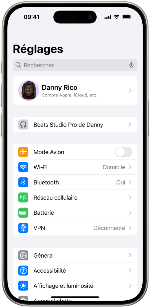 L’app Réglages sur iPhone, montrant le produit Beats connecté d’un utilisateur listé en haut de l’écran.