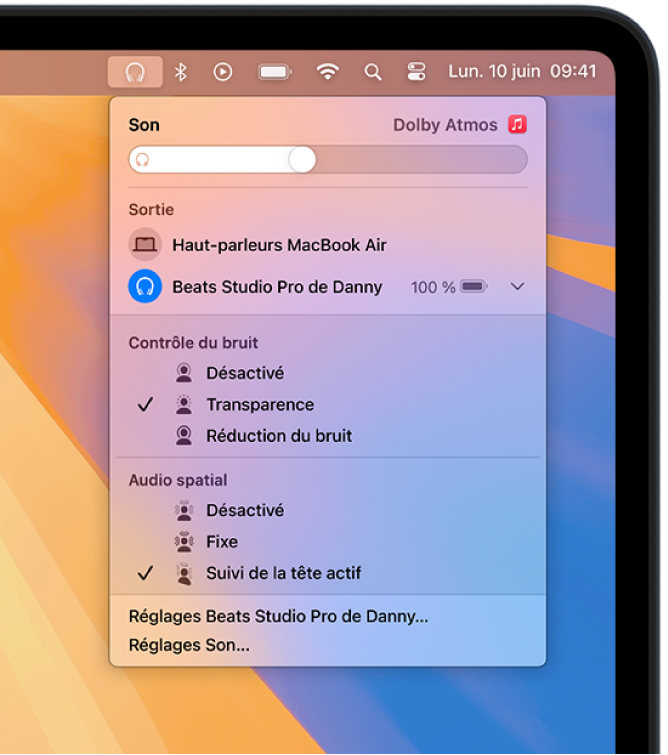 L’icône Beats est sélectionnée en haut à droite de la barre des menus sur le Mac. Un menu indique qu’un casque Beats Studio Pro est connecté et que le mode Transparence et l’audio spatial avec suivi de la tête sont activés.