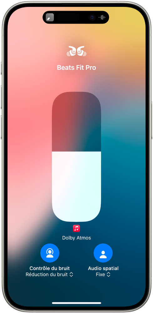L’écran de volume dans le centre de contrôle affichant le volume pour les Beats Fit Pro. Sous l’indicateur de volume, à gauche, se trouve l’icône « Contrôle du bruit », qui indique que la réduction du bruit est activée. À droite se trouve l’icône « Audio spatial », qui indique que l’audio spatial et le suivi de la tête fixe sont activés.
