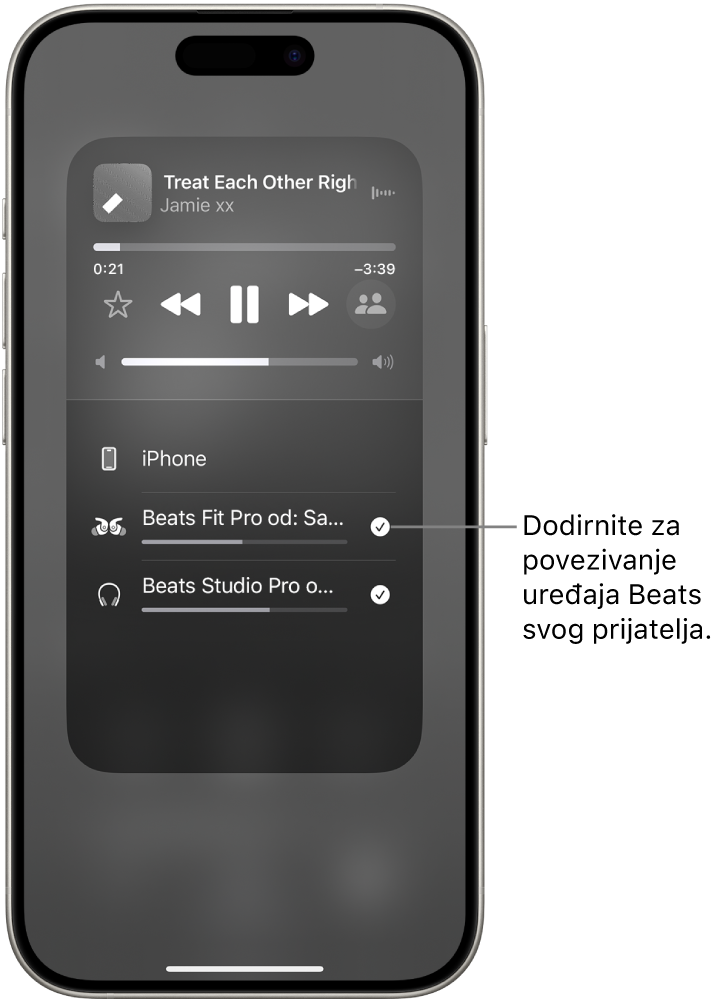 Zaslon AirPlaya prikazuje slušalice Beats Fit Pro i Beats Studio Pro spojene na isti iPhone dok se reproducira pjesma.