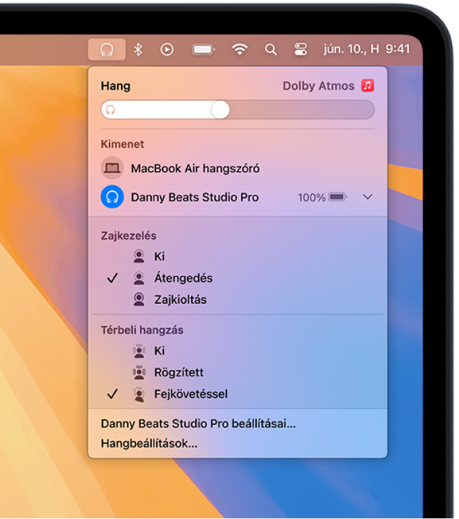 A Mac menüsorának jobb felső részén a kijelölt Beats ikon látható. Egy menü a Beats Studio Próval, valamint a bekapcsolt Átengedés és fejkövetéses térbeli hangzás funkcióval.