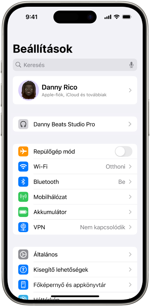 Az iPhone Beállítások appja egy felhasználó csatlakoztatott Beats‑eszközével a képernyő tetején.