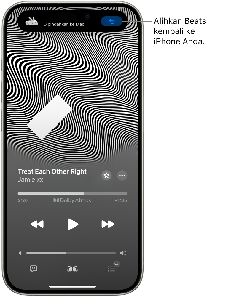 Layar Apple Music di iPhone dengan pesan di bagian atas yang bertuliskan “Dipindahkan ke Mac” dan tombol untuk mengalihkan Beats kembali ke iPhone.