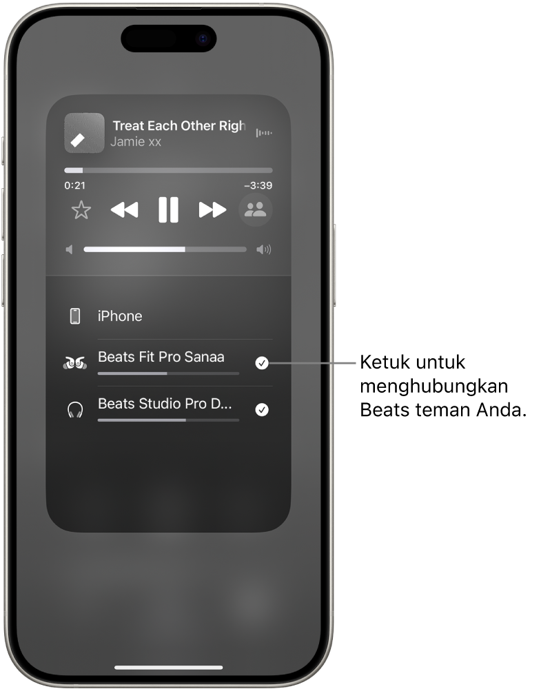Layar AirPlay yang menampilkan Beats Fit Pro dan Beats Studio Pro yang terhubung ke iPhone yang sama saat lagu diputar.