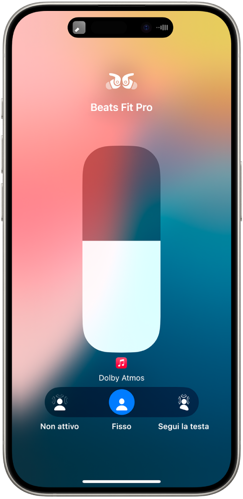 La schermata del volume in Centro di Controllo che mostra il livello del volume per i Beats Fit Pro. Sotto l’indicatore del volume sono mostrate le opzioni per l’audio spaziale. Le opzioni sono No, Fisso e “Segui la testa”.