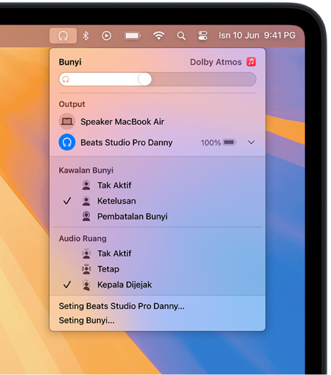 Ikon Beats dipilih di bahagian kanan atas bar menu pada Mac. Menu menunjukkan Beats Studio Pro dengan Ketelusan dan Audio Ruang kepala dijejak aktif.