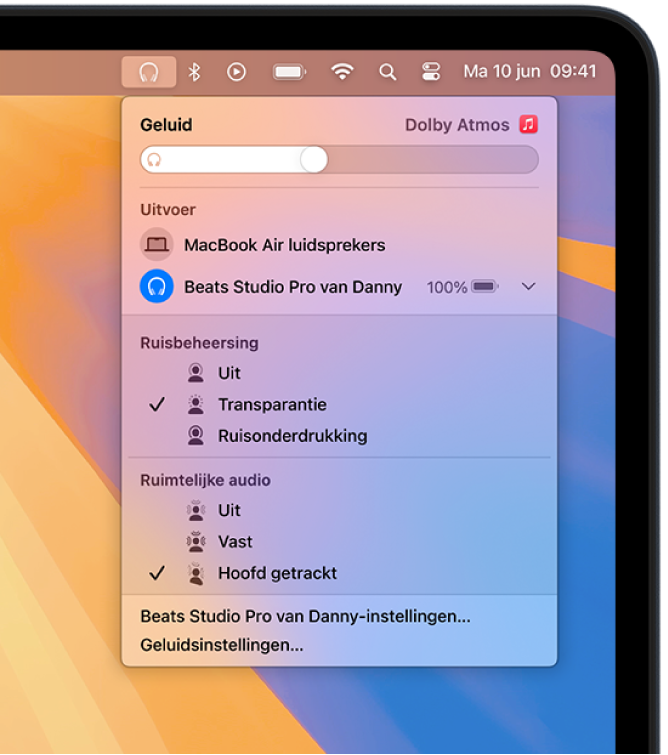 Het Beats-symbool is rechtsboven in de menubalk op de Mac geselecteerd. In een menu zijn de Beats Studio Pro en de ingeschakelde opties 'Transparantie' en 'Ruimtelijke audio met hoofdtracking' te zien.