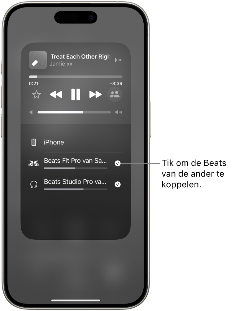 Het AirPlay-scherm waarop te zien is dat de Beats Fit Pro en Beats Studio Pro verbonden zijn met dezelfde iPhone terwijl een nummer wordt afgespeeld.