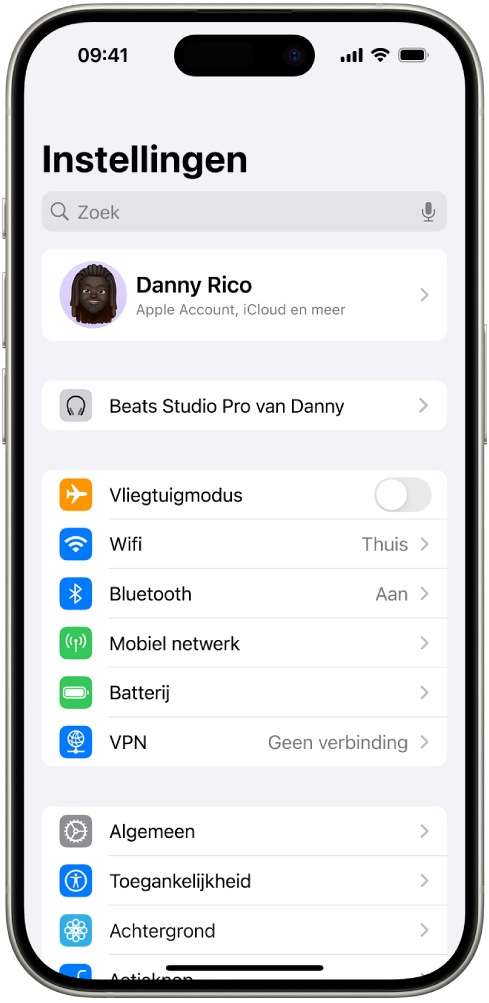 De Instellingen-app op de iPhone met boven in het scherm de verbonden Beats van een gebruiker.