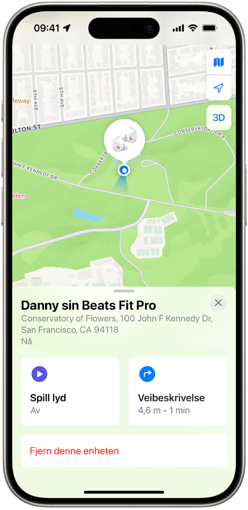 En skjerm fra Hvor er-appen på iPhone. Posisjonen til Beats Fit Pro vises på et kart over San Francisco sammen med en adresse og alternativene Spill lyd, Veibeskrivelse og Fjern enheten.