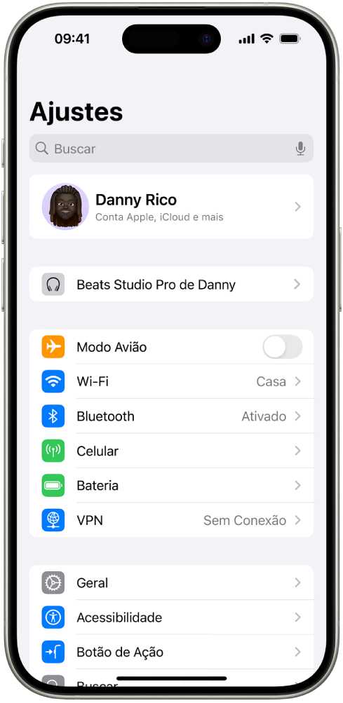 O app Ajustes do iPhone mostrando os Beats conectados de um usuário na parte superior da tela.