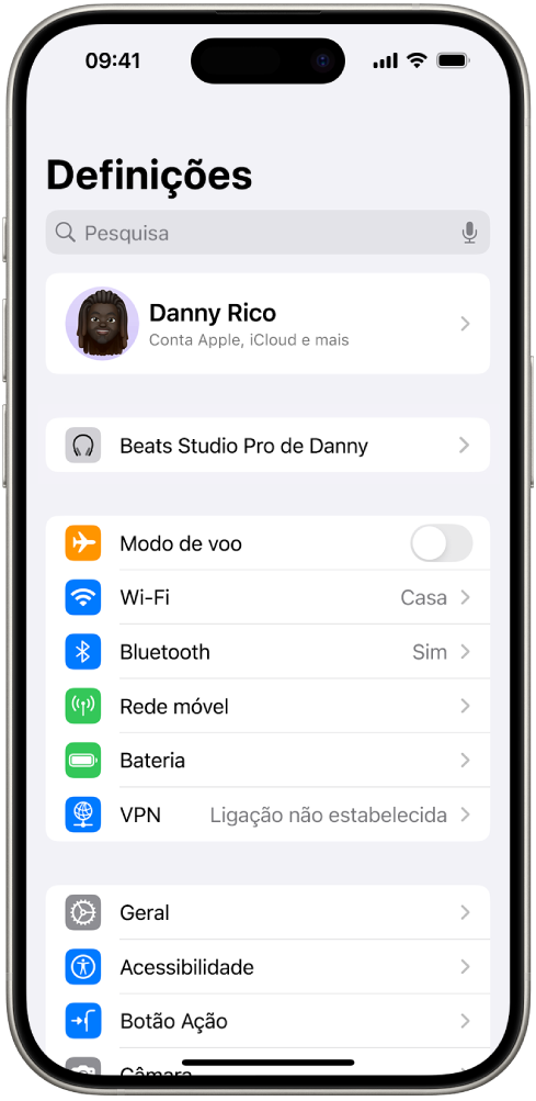 A aplicação Definições no iPhone mostra os Beats ligados de um utilizador listados na parte superior do ecrã.