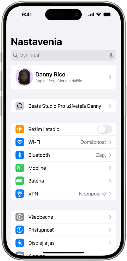 Apka Nastavenia na iPhone zobrazuje pripojené Beats zariadenie užívateľa vo vrchnej časti obrazovky.