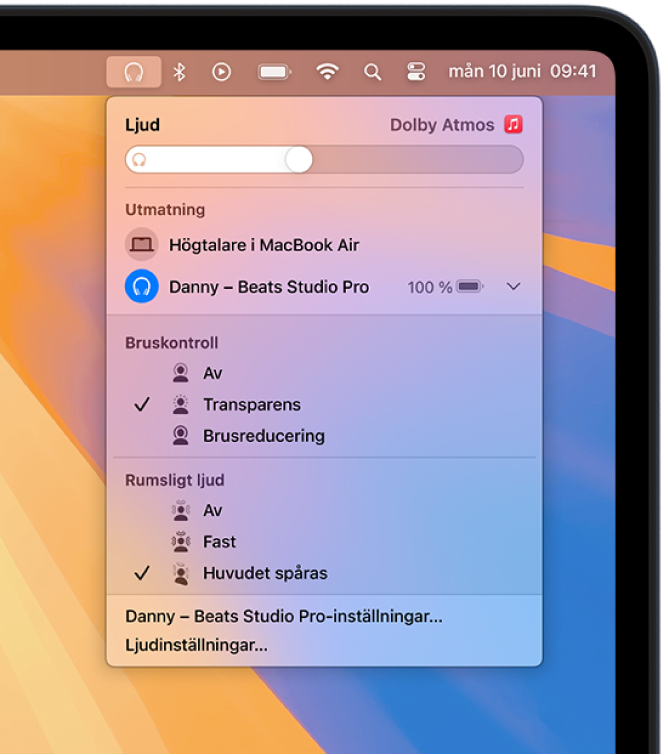 Beats-symbolen är markerad i det övre högra hörnet i menyraden på Mac. En meny visar Beats Studio Pro med transparens och huvudspårat rumsligt ljud aktiverat.