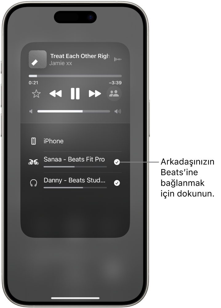 Bir parça çalarken Beats Fit Pro’nun ve Beats Studio Pro’nun aynı iPhone’a bağlı olduğunu gösteren AirPlay ekranı.