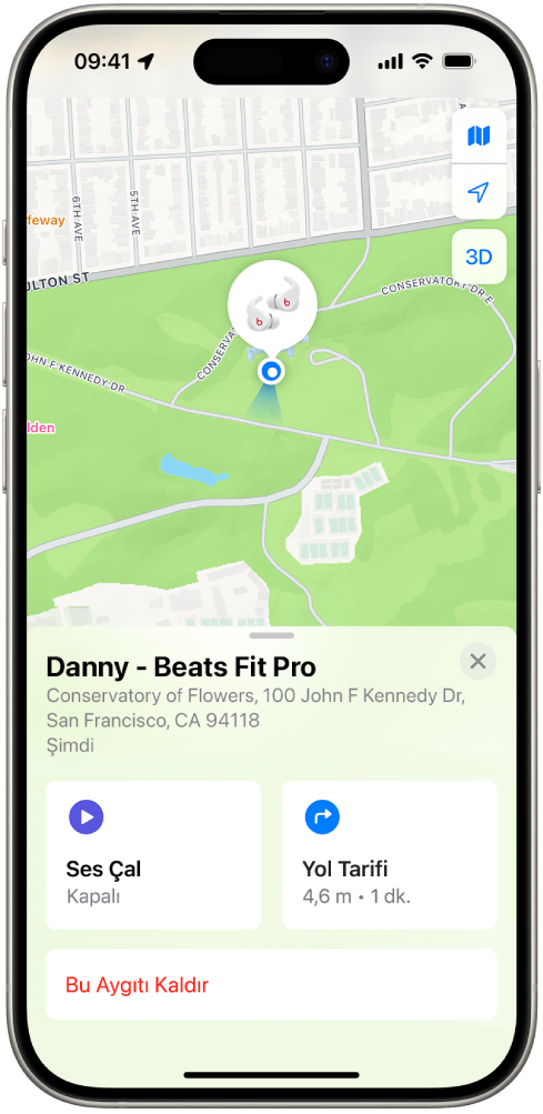 iPhone’daki Bul uygulamasından bir ekran. Beats Fit Pro’nun konumu, listelenen bir adres ve Ses Çal, Yol Tarifi ve Bu Aygıtı Kaldır seçenekleriyle birlikte bir San Francisco haritasında gösteriliyor.
