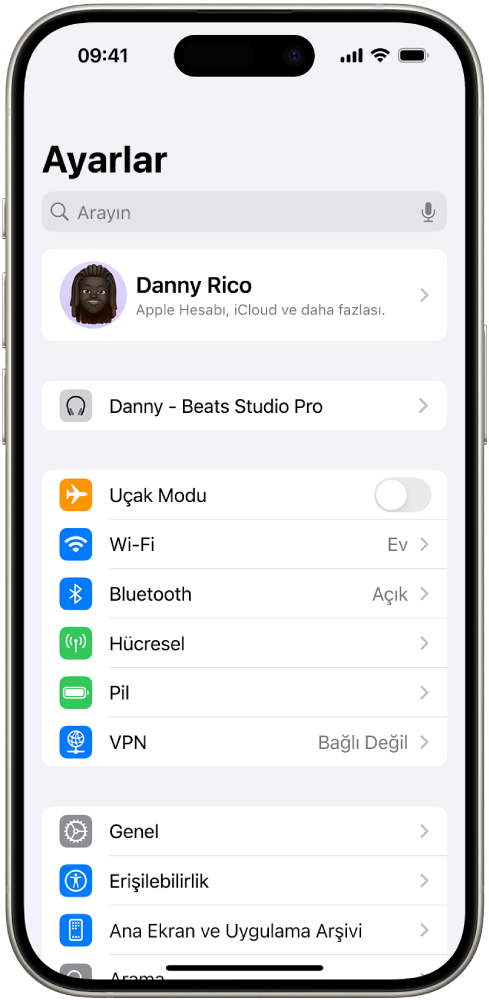 iPhone’da kullanıcının bağlı Beats’ini ekranın en üstünde gösteren Ayarlar uygulaması.