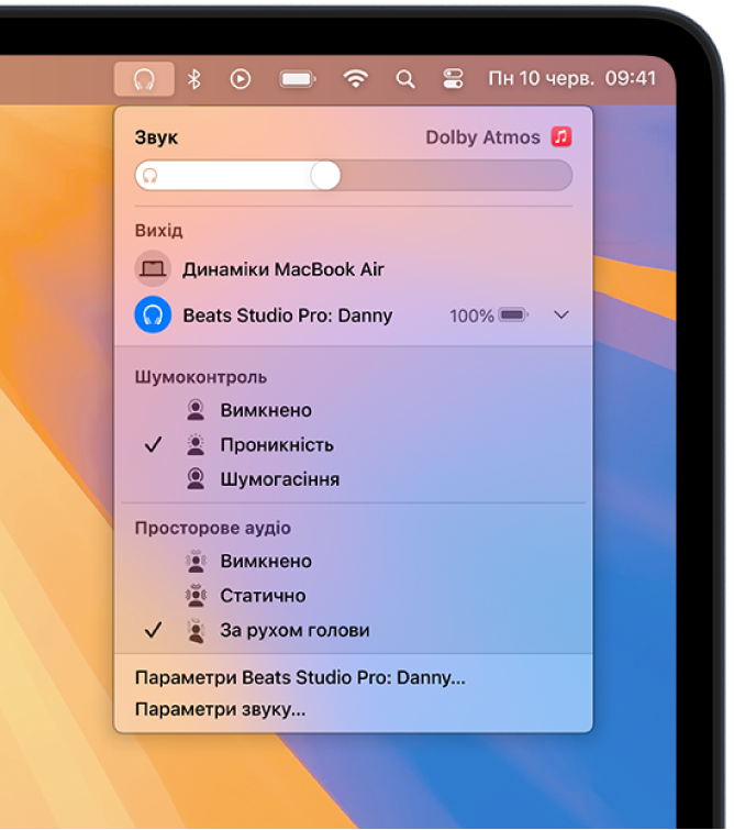 Іконка Beats вибрана у верхній правій частині смуги меню на Mac. Меню показує Beats Studio Pro, для яких увімкнено функції проникності й просторового аудіо з відстеженням рухів голови.