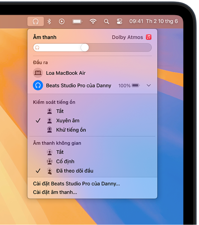 Biểu tượng Beats được chọn ở phía trên bên phải của thanh menu trên máy Mac. Một menu hiển thị Beats Studio Pro được bật chế độ Xuyên âm và Âm thanh không gian theo dõi đầu.