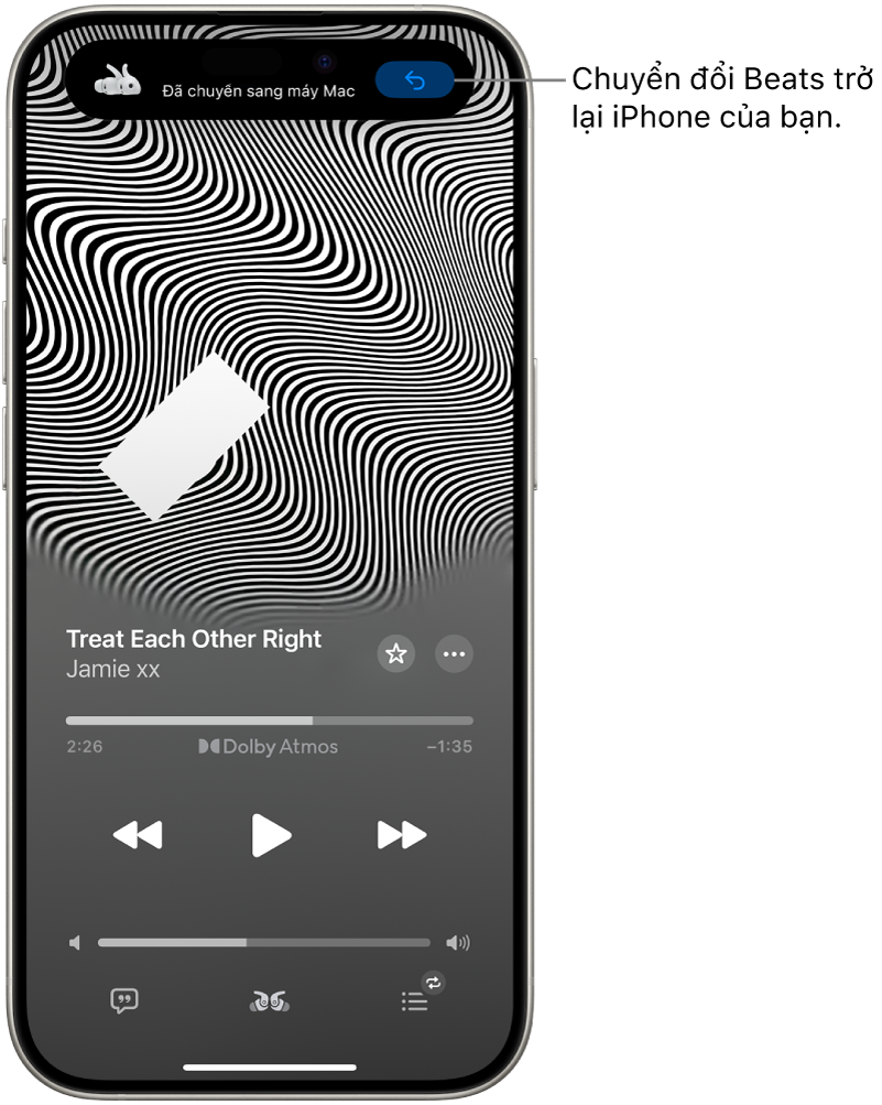 Một màn hình Apple Music trên iPhone với một thông báo ở trên cùng cho biết “Đã chuyển sang máy Mac” và một nút để chuyển đổi Beats trở lại iPhone.