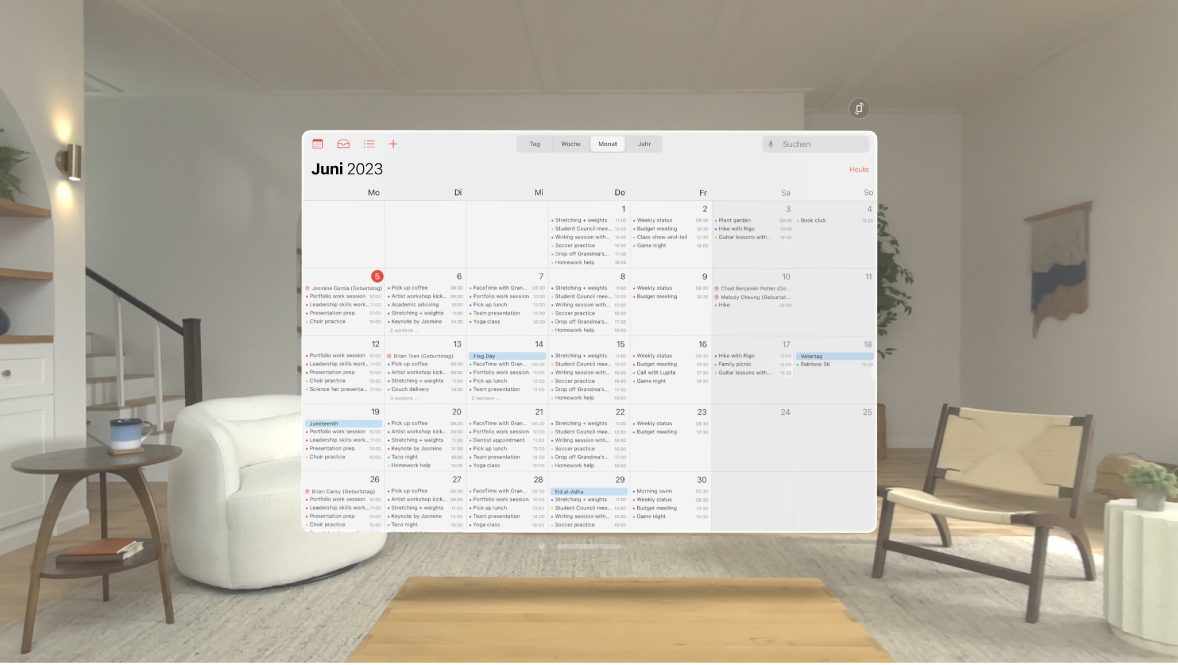 Die App „Kalender“ auf der Apple Vision Pro mit den Ereignissen eines Monats.