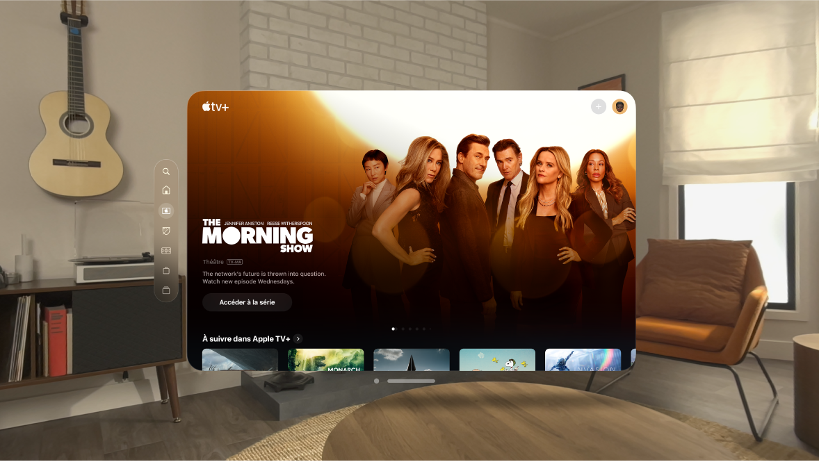 L’app Apple TV sur l’Apple Vision Pro, présentant l’onglet TV+. Plusieurs séries sont affichées à la sélection.