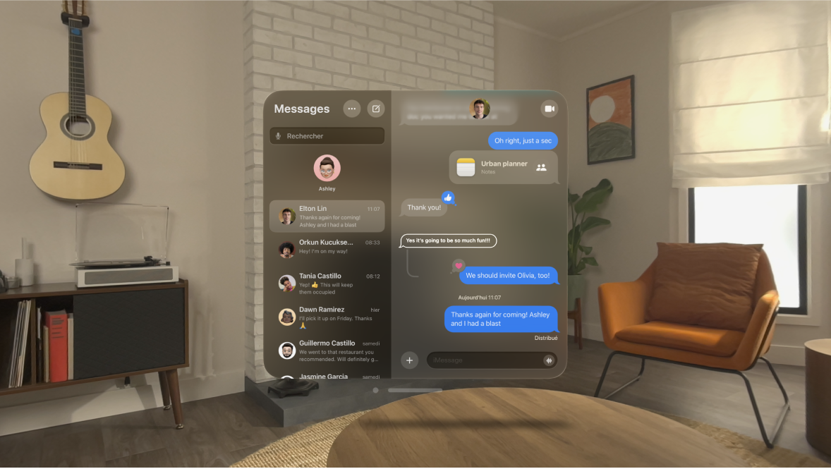 L’app Messages ouverte sur l’Apple Vision Pro, affichant une conversation Messages.