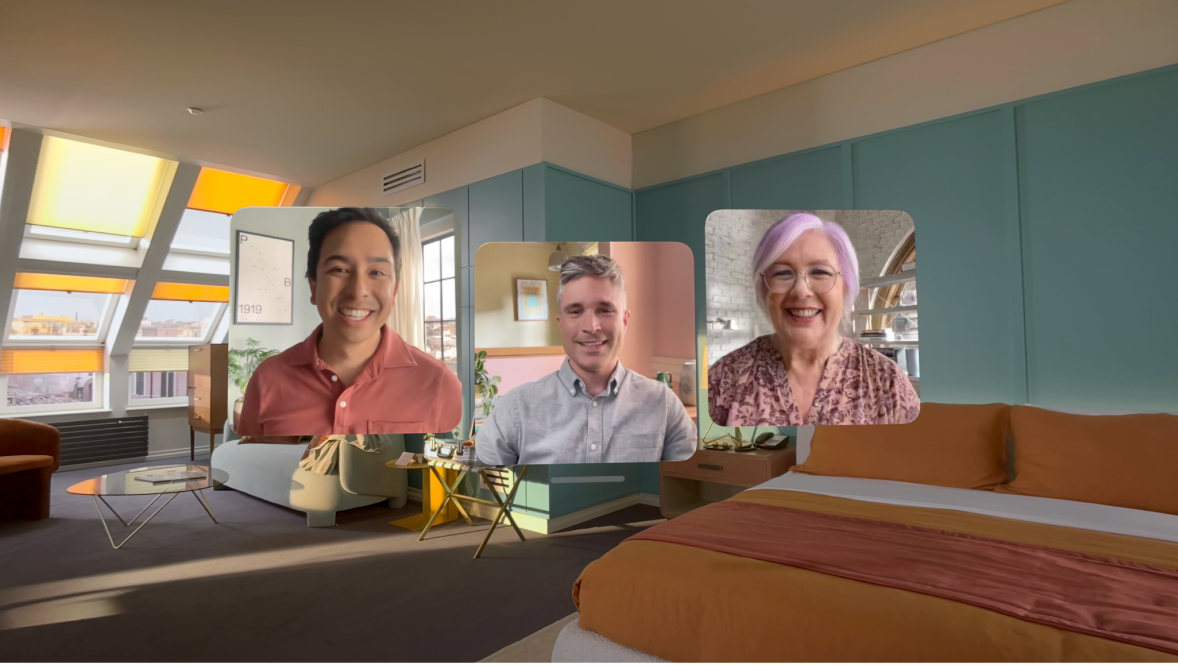 Un appel FaceTime sur l’Apple Vision Pro, présentant trois vignettes d’autres participants occupant le centre de la pièce de l’utilisateur.
