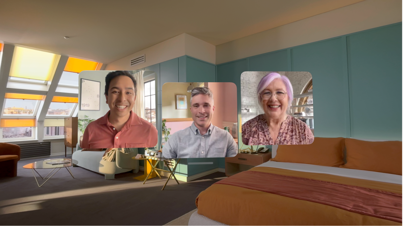Un appel FaceTime sur l’Apple Vision Pro, présentant trois vignettes d’autres participants occupant le centre de la pièce de l’utilisateur.