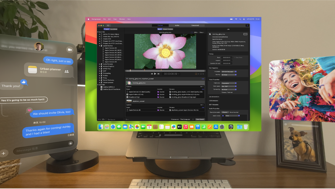 visionOS 显示 Mac 虚拟显示器、“信息”对话和迷你音乐播放程序窗口，全部同时打开。