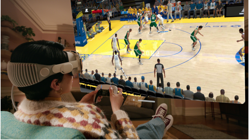 一個人戴着 Apple Vision Pro 並使用已連接的控制器來玩 Apple Arcade 中的遊戲。