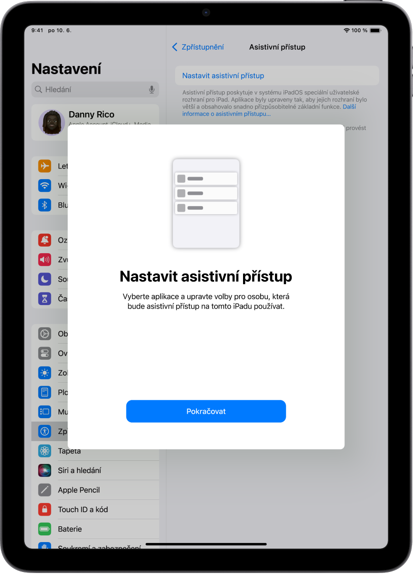 iPad s obrazovkou nastavení asistivního přístupu, na které je u dolního okraje vidět tlačítko Pokračovat