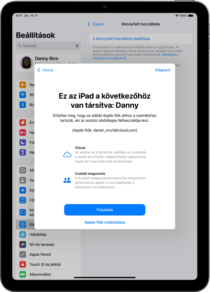 Egy iPad, amelynek képernyőjén az eszközhöz társított Apple-fiók látható, továbbá információk az iCloud és a Családi megosztás azon funkcióiról, amelyek a Könnyített hozzáféréssel használhatók.