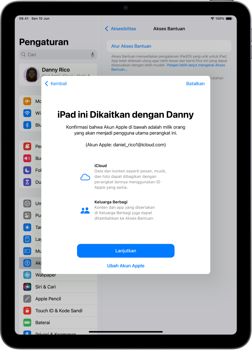 iPad menampilkan Akun Apple yang dikaitkan dengan perangkat dan informasi mengenai fitur iCloud serta Keluarga Berbagi yang dapat digunakan dengan Akses Bantuan.