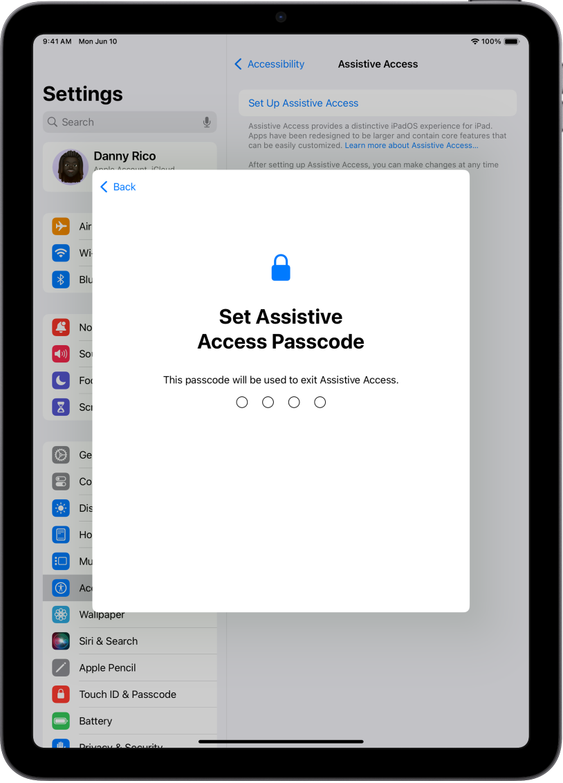 iPad ierīce, kurā redzams ekrāns Assistive Access piekļuves koda iestatīšanai, kas tiek izmantots, ieslēdzot un izslēdzot funkciju Assistive Access.