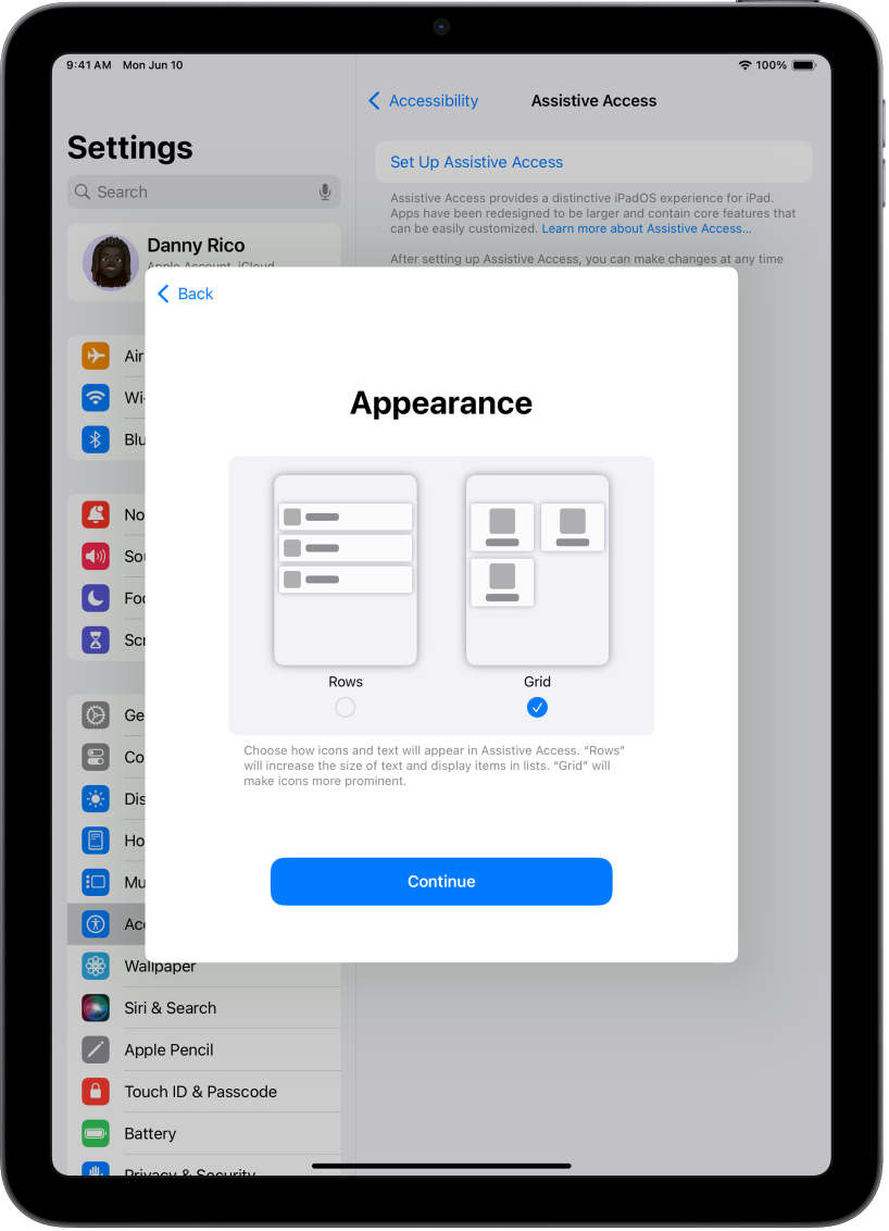 iPad ierīce tiek iestatīta funkcijai Assistive Access, redzamas zvēles iespējas satura parādīšanai viegli lasāmos sarakstos vai lielā režģī, kas izceļ attēlus un ikonas.