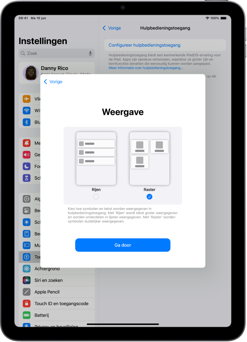 Een iPad die wordt geconfigureerd voor hulpbedieningstoegang, met opties voor het weergeven van onderdelen in een gemakkelijk leesbare lijst of in een groot raster waarin afbeeldingen en symbolen nadruk krijgen.