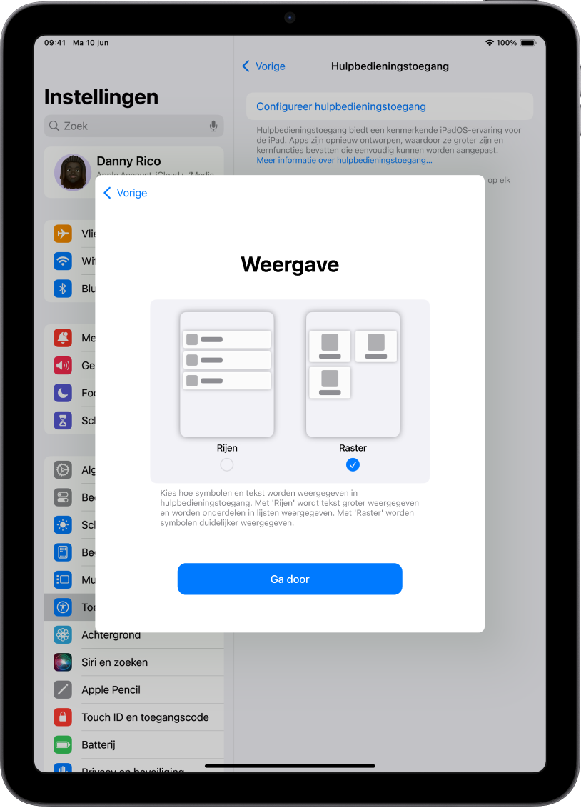 Een iPad die wordt geconfigureerd voor hulpbedieningstoegang, met opties voor het weergeven van onderdelen in een gemakkelijk leesbare lijst of in een groot raster waarin afbeeldingen en symbolen nadruk krijgen.