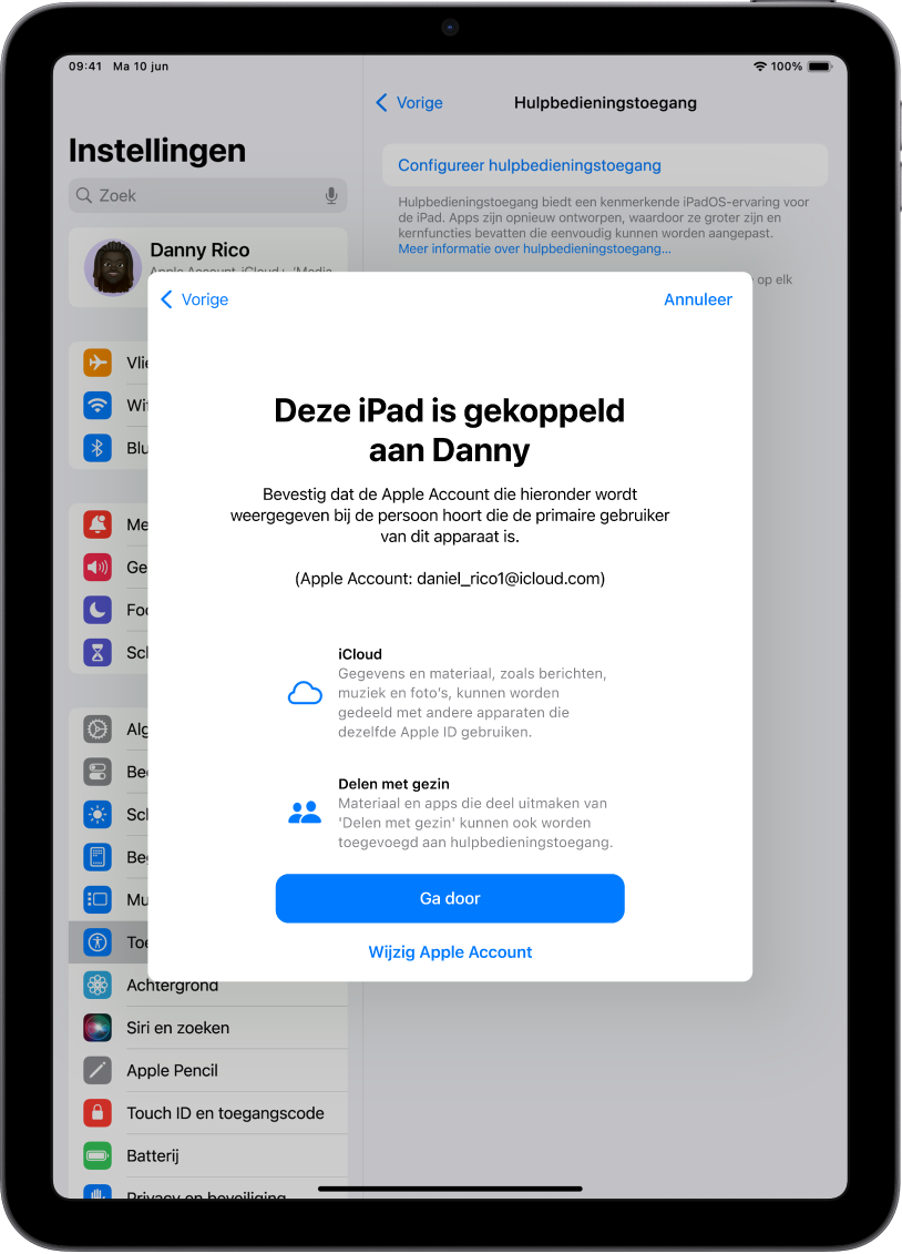 Een iPad met de Apple Account die aan het apparaat is gekoppeld en informatie over het gebruik van iCloud en 'Delen met gezin' in combinatie met hulpbedieningstoegang.