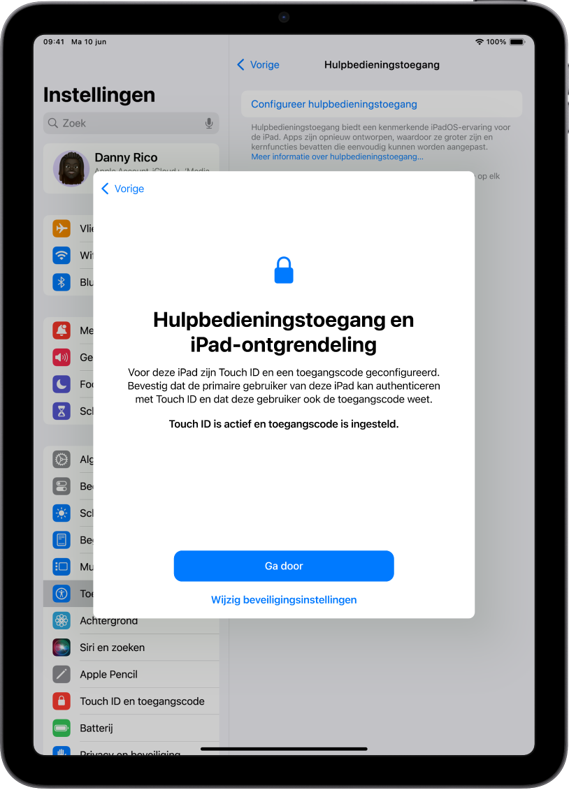 Een iPad met een scherm waarop de helper wordt gevraagd om te bevestigen dat de persoon die het apparaat gebruikt de toegangscode van het apparaat kent.