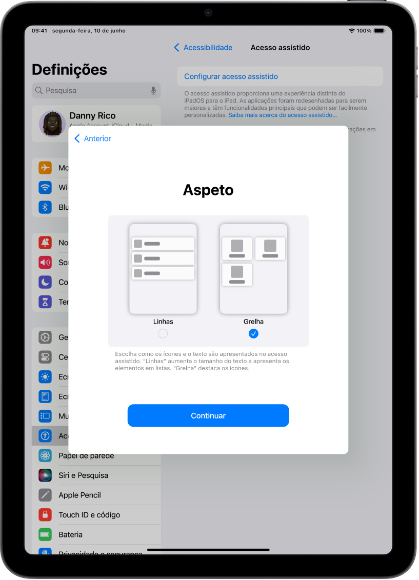 Um iPad a ser configurado para o Acesso assistido, com opções para apresentar o conteúdo em listas de leitura fácil ou numa grande grelha que destaca imagens e ícones.
