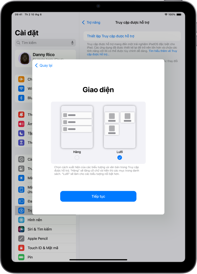 Một iPad đang được thiết lập cho Truy cập được hỗ trợ, với các lựa chọn để hiển thị nội dung trong các danh sách dễ đọc hoặc trong một lưới lớn làm nổi bật hình ảnh và biểu tượng.