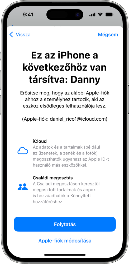 Egy iPhone, amelynek képernyőjén az eszközhöz társított Apple-fiók látható, továbbá információk az iCloud és a Családi megosztás azon funkcióiról, amelyek a Könnyített hozzáféréssel használhatók.