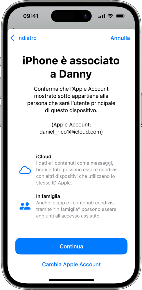 Un iPhone che mostra l’Apple Account associato al dispositivo e le informazioni sulle funzionalità di iCloud e “In famiglia”, che possono essere utilizzate con “Accesso assistito”.