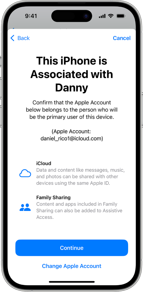 „iPhone“ įrenginyje rodoma su įrenginiu susieta „Apple“ paskyra ir informacija apie „iCloud“ bei „Family Sharing“ funkcijas, kurias galima naudoti įjungus režimą „Assistive Access“.