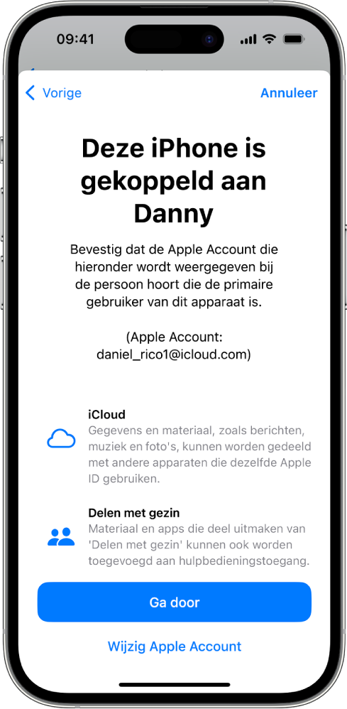 Een iPhone met de Apple Account die aan het apparaat is gekoppeld en informatie over het gebruik van iCloud en 'Delen met gezin' in combinatie met hulpbedieningstoegang.