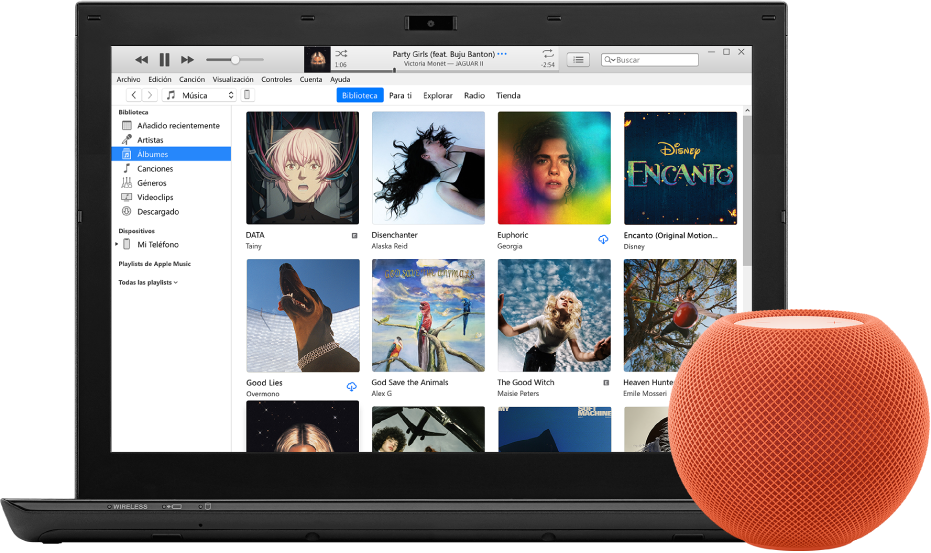 Un PC con iTunes en la pantalla y un HomePod mini cerca.