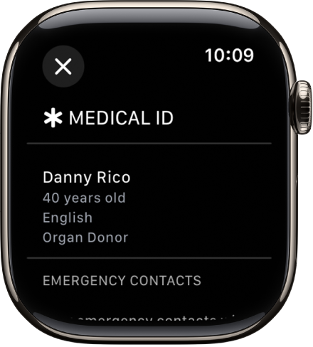 Skærmen Nødinfo på Apple Watch, der viser personens navn, alder, sprog, status for organdonor og nødkontakter.