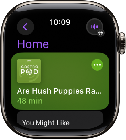 Die App „Podcasts“ auf der Apple Watch zeigt den Home-Bildschirm, auf dem das Coverbild eines Podcasts angezeigt wird. Tippe auf das Coverbild, um die Folge wiederzugeben.