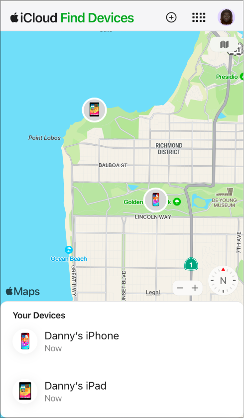 "ค้นหาอุปกรณ์" ใน iCloud.com ที่เปิดใน Safari บน iPhone ตำแหน่งที่ตั้งของ iPad แสดงอยู่ในแผนที่ซานฟรานซิสโก "Danny’s iPad" ออนไลน์อยู่ โดยระบุด้วยจุดสีเขียว "Danny’s MacBook Pro" ออฟไลน์อยู่ โดยระบุด้วยจุดสีเทา